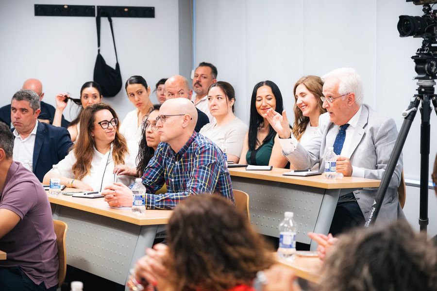 Empresarios participando en la sesión